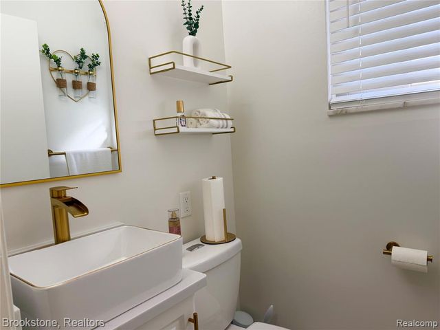 32821 Winnie Avenue, Warren, MI 48093