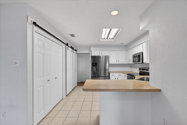 2222 Honey Creek Lane, Arlington, TX 76006