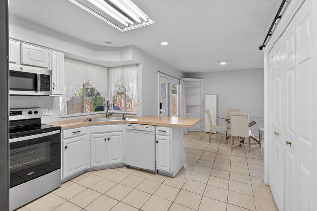 2222 Honey Creek Lane, Arlington, TX 76006