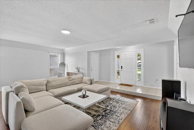 2222 Honey Creek Lane, Arlington, TX 76006