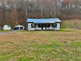 49577 State Route 154, Negley, OH 44441