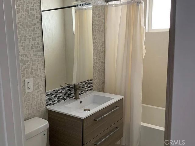 702 S St Andrews Place 1, Los Angeles, CA 90005