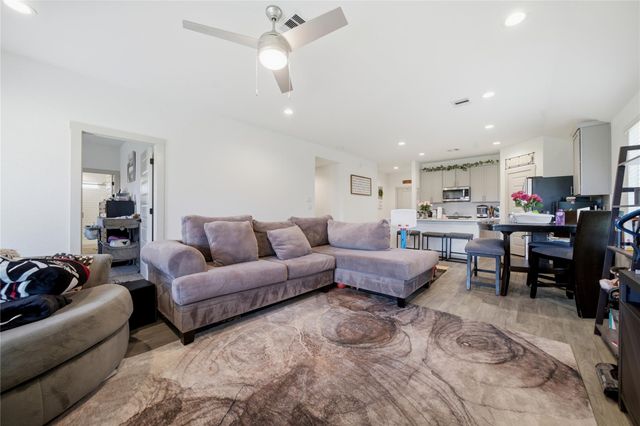 910 Betsy Hill Drive, Rosharon, TX 77583