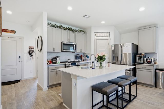 910 Betsy Hill Drive, Rosharon, TX 77583