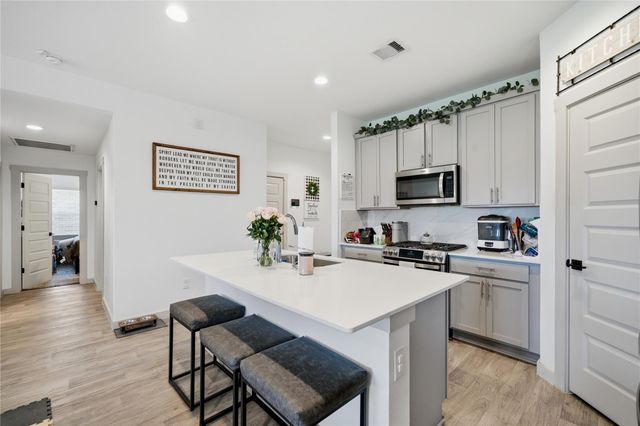 910 Betsy Hill Drive, Rosharon, TX 77583