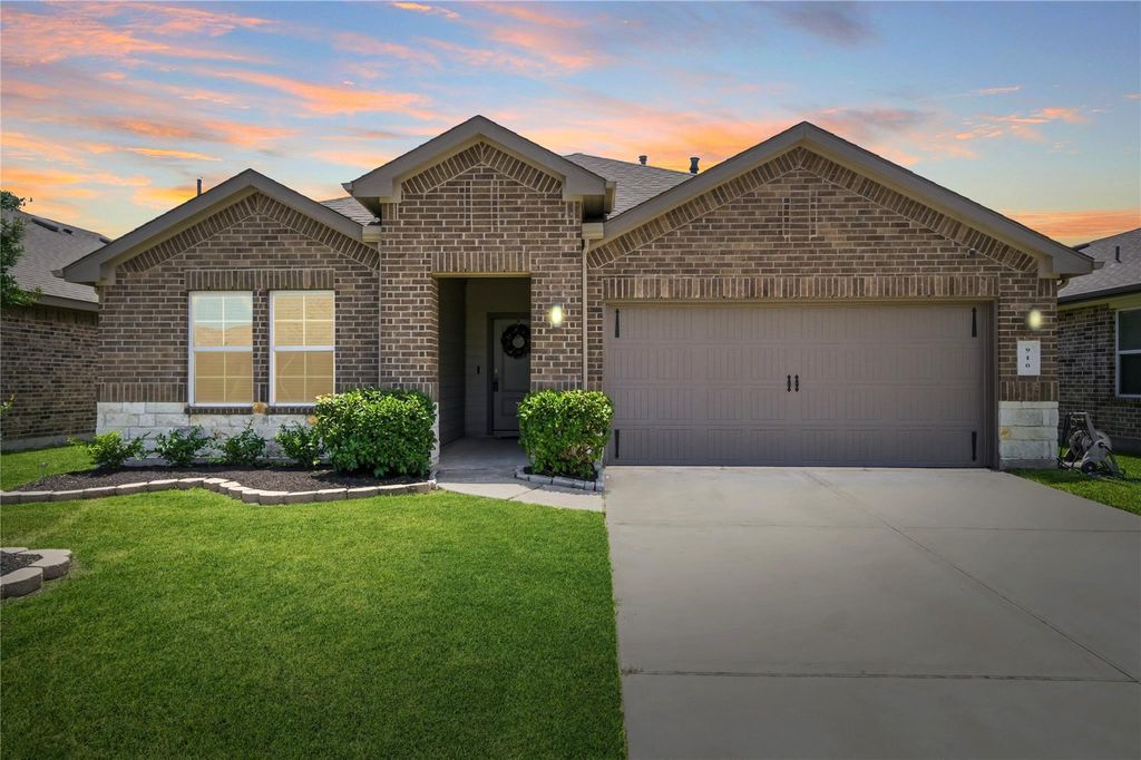 910 Betsy Hill Drive, Rosharon, TX 77583