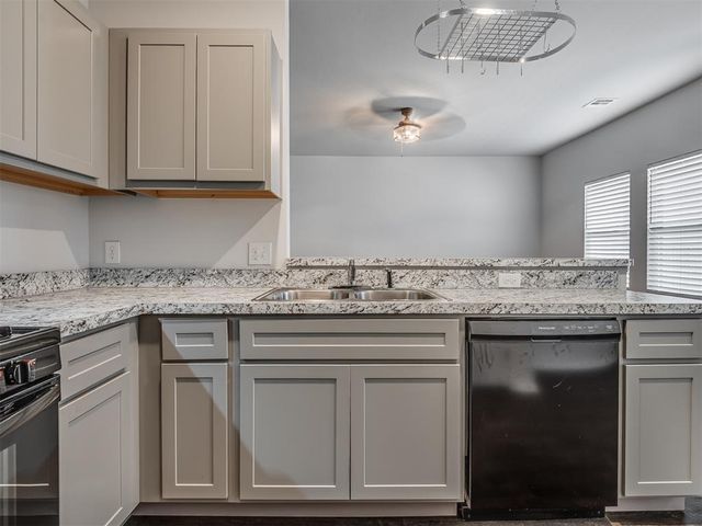 1005 S Blackjack Lane, Mustang, OK 73064