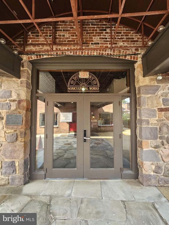 100 S MAIN ST #200, DOYLESTOWN, PA 18901 — exterior