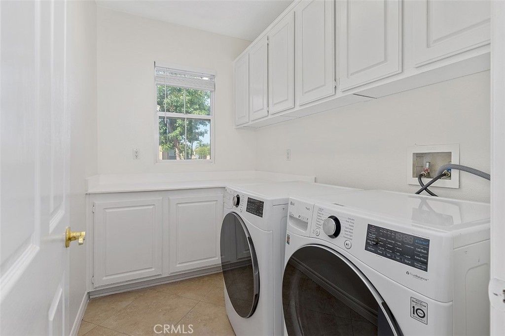 Image 10 of property listing at 13569 Kiwi, Corona, CA 92880