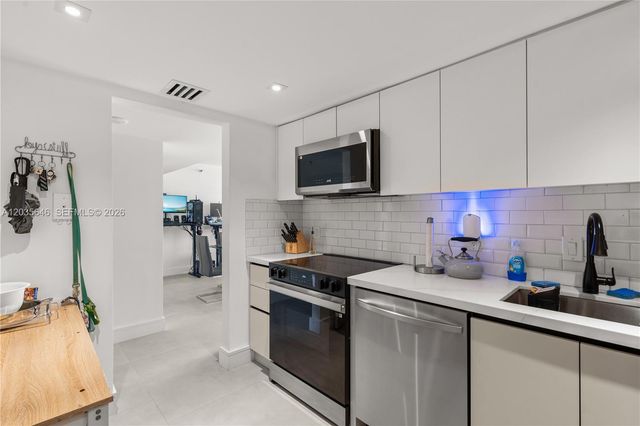 20505 E Country Club Drive 331, Aventura, FL 33180