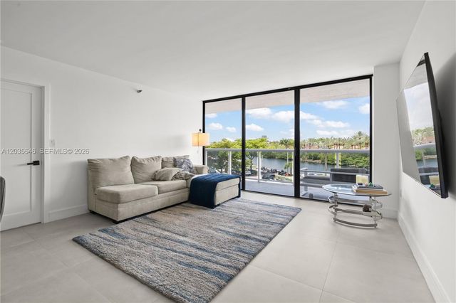 20505 E Country Club Drive 331, Aventura, FL 33180