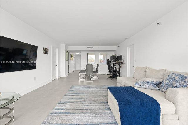 20505 E Country Club Drive 331, Aventura, FL 33180