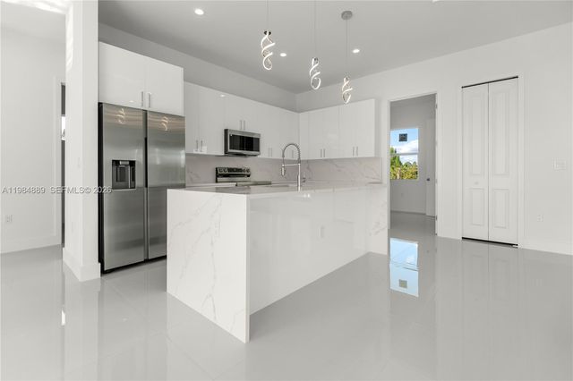 1027 kirkwood st, Lehigh Acres, FL 33974