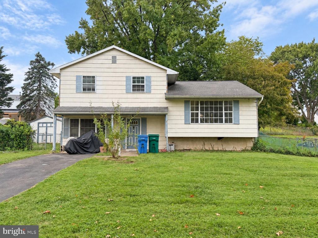 207 PARKWAY CIR, FAIRLESS HILLS, PA 19030 — exterior
