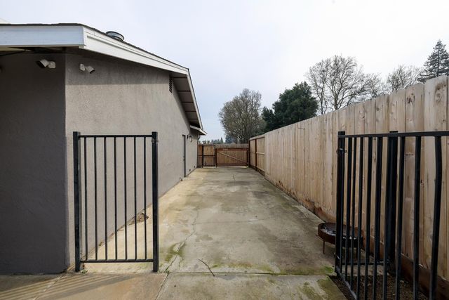 1737 Sanchez Way, Escalon, CA 95320