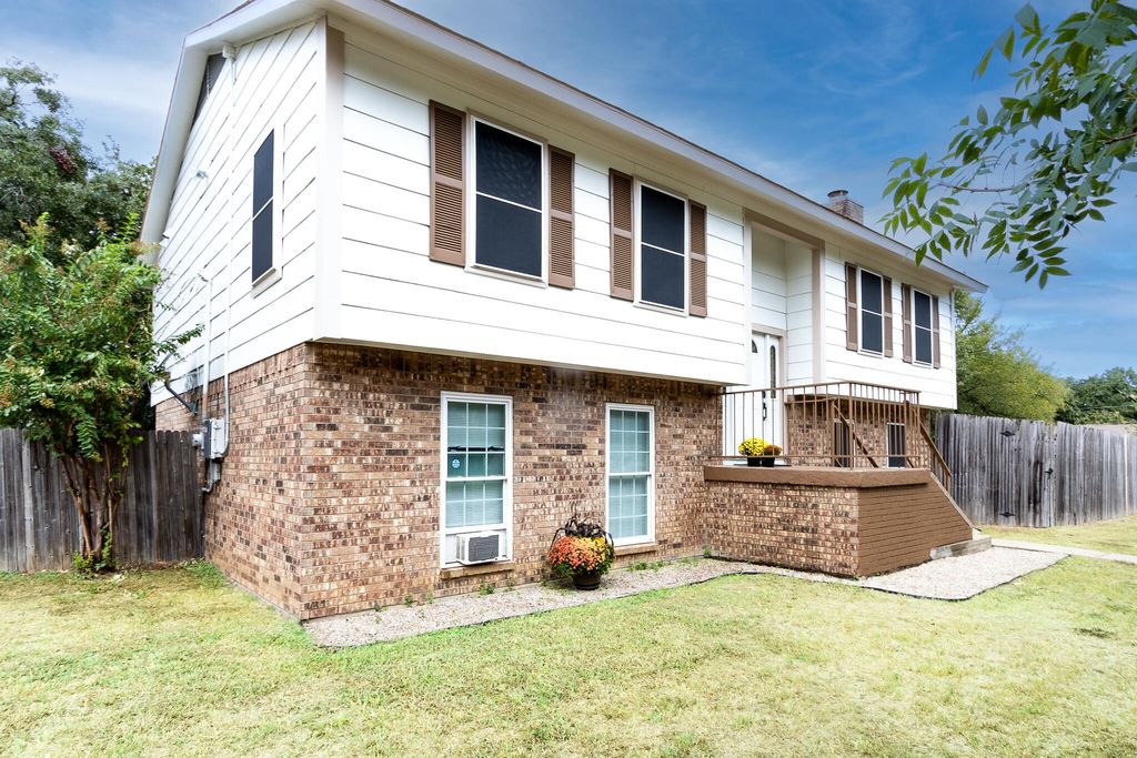 5000 Bama Drive, Arlington, TX 76017