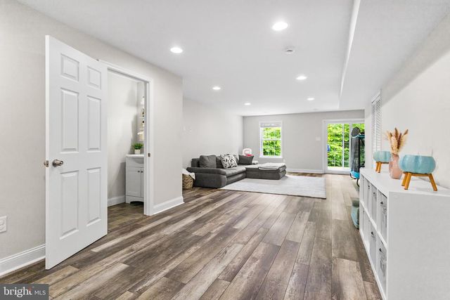 12 HOAG LN, Aston, PA 19014