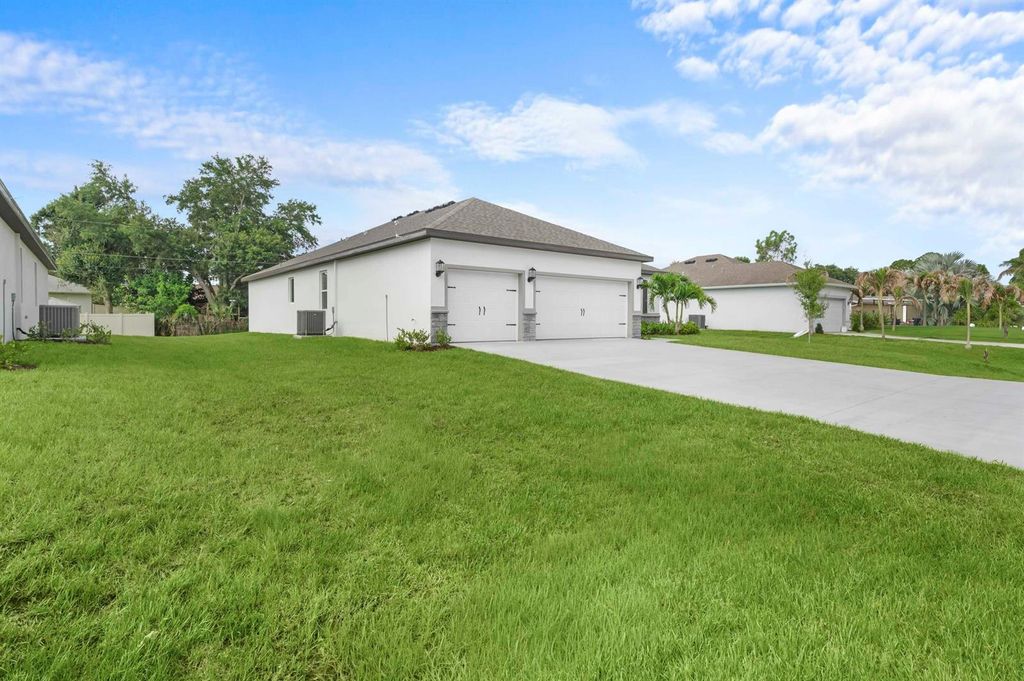 4562 SW Daemon Street, Port St. Lucie, FL 34953