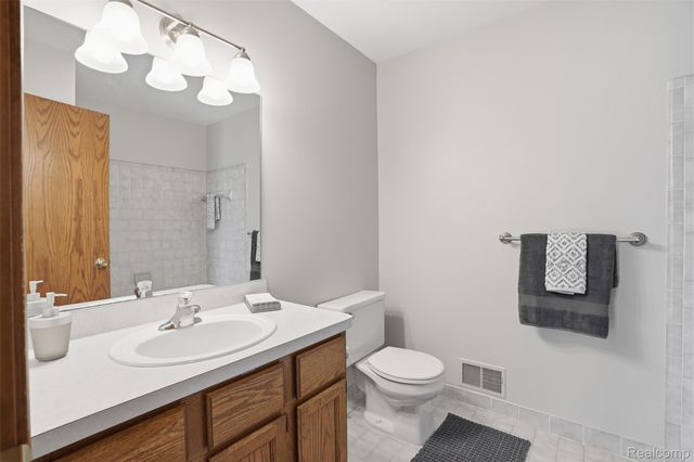 1883 Willowicke Drive, Wixom, MI 48393