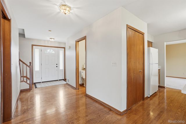 1883 Willowicke Drive, Wixom, MI 48393