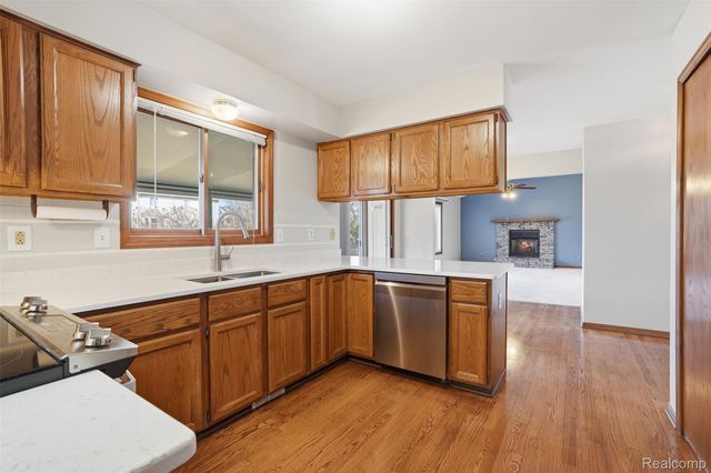 1883 Willowicke Drive, Wixom, MI 48393