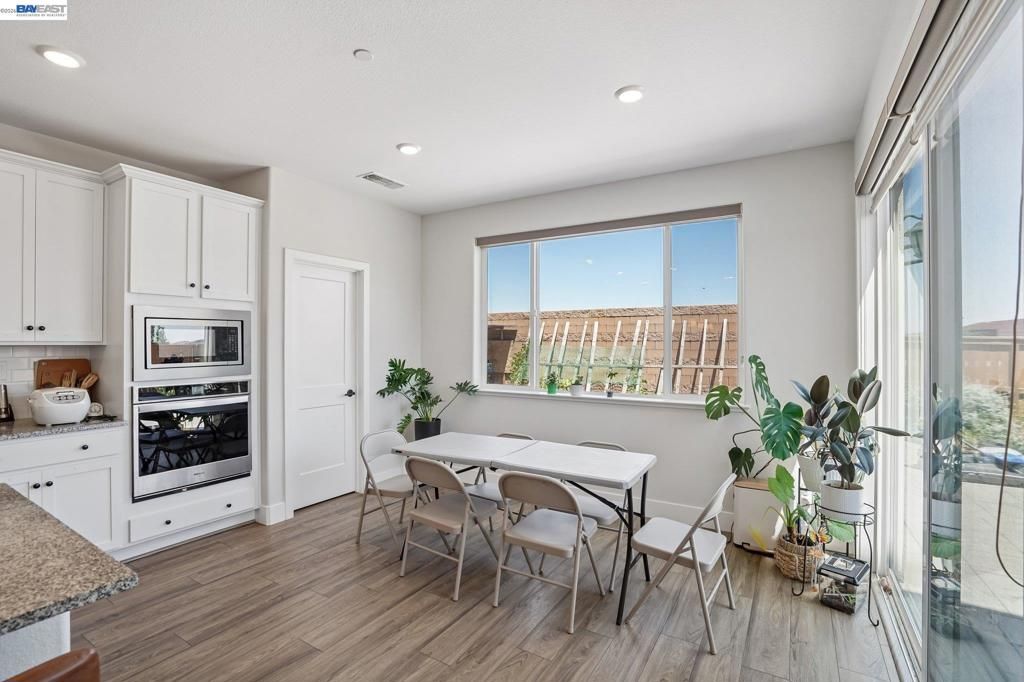 Image 10 of property listing at 4013 Mirecourt cir, Rancho Cordova, CA 95742