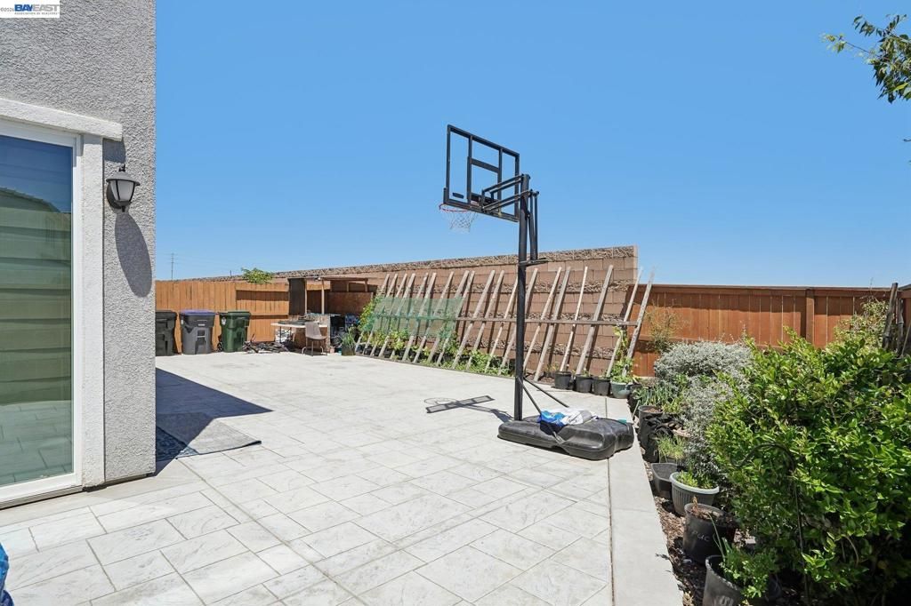Image 38 of property listing at 4013 Mirecourt cir, Rancho Cordova, CA 95742