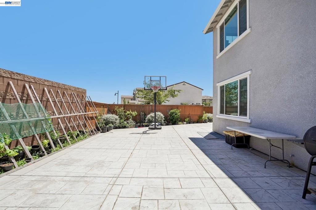 Image 40 of property listing at 4013 Mirecourt cir, Rancho Cordova, CA 95742