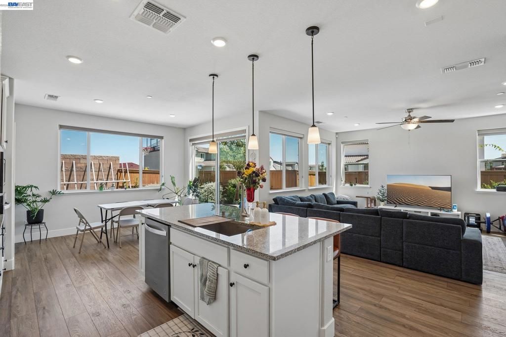 Image 8 of property listing at 4013 Mirecourt cir, Rancho Cordova, CA 95742