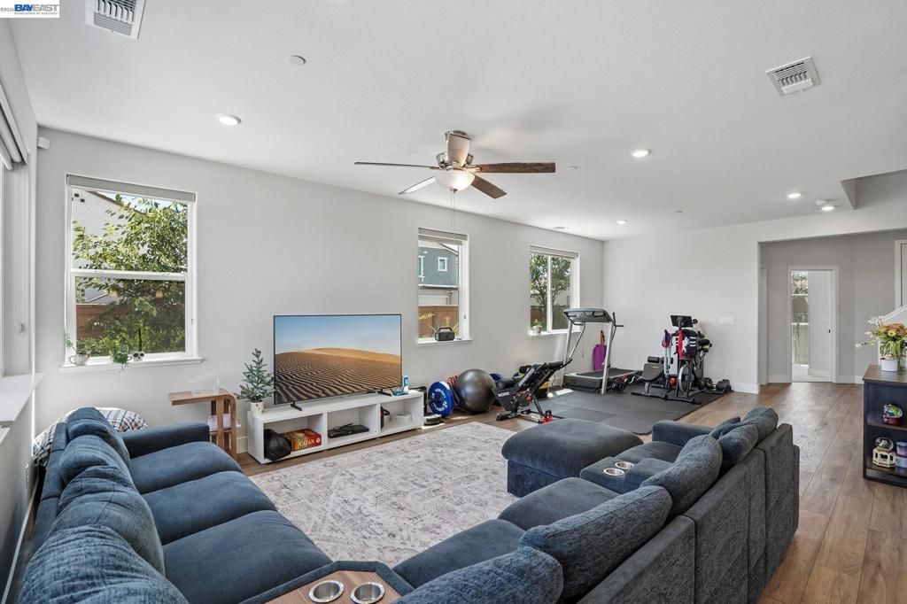Image 9 of property listing at 4013 Mirecourt cir, Rancho Cordova, CA 95742