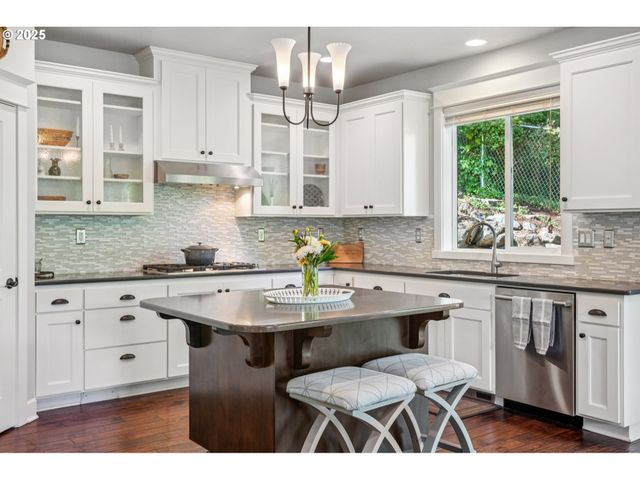 5862 Sw RALSTON Dr, Portland, OR 97239