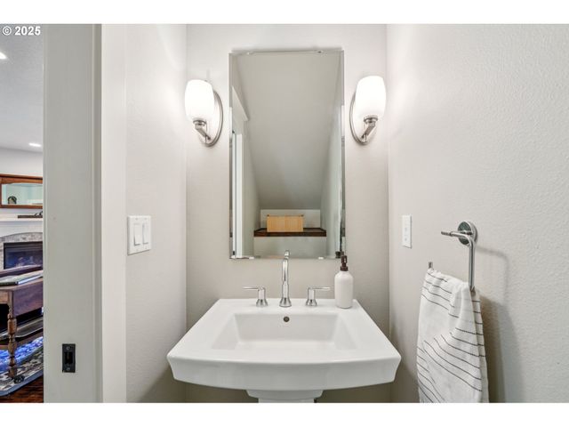 5862 Sw RALSTON Dr, Portland, OR 97239