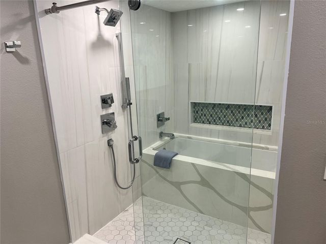 1001 POINT OF ROCKS ROAD 208, Sarasota, FL 34242