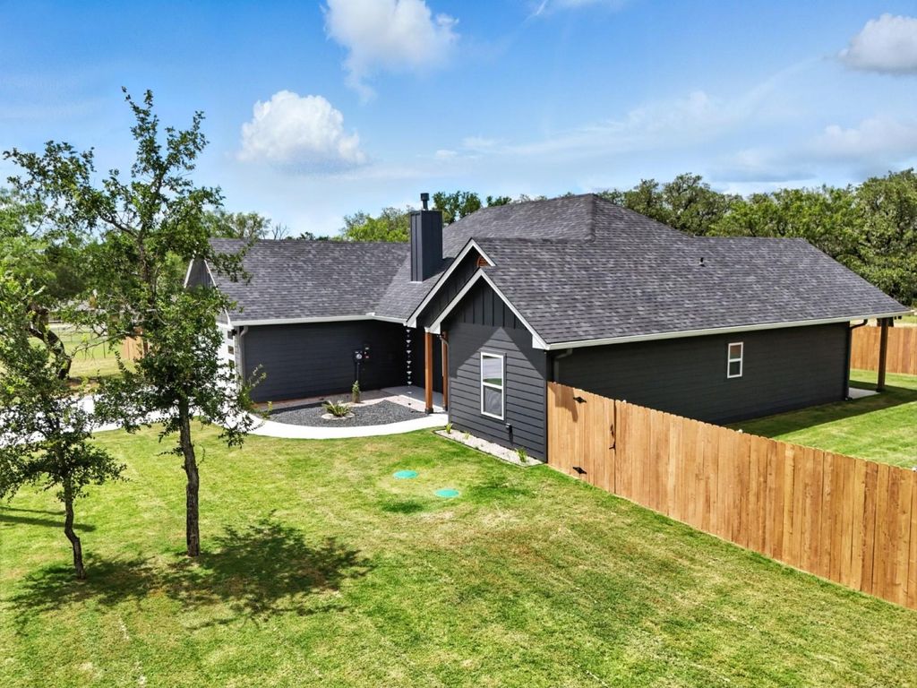 1515 Green Valley LN, Granite Shoals, TX 78654