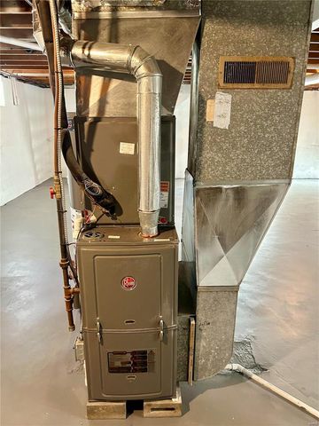 2037 Happy Ln, Hermann, MO 65041