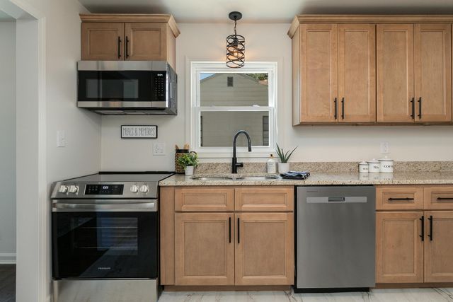 1637 S Broadway Avenue, Springfield, MO 65807