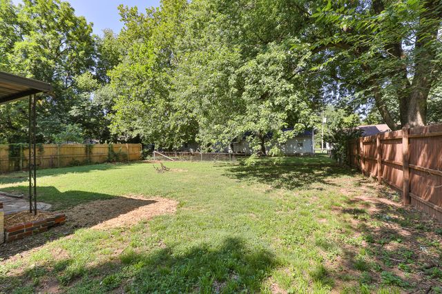 1637 S Broadway Avenue, Springfield, MO 65807