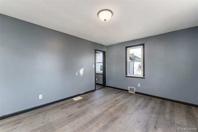 20462 Hollywood Street, Harper Woods, MI 48225