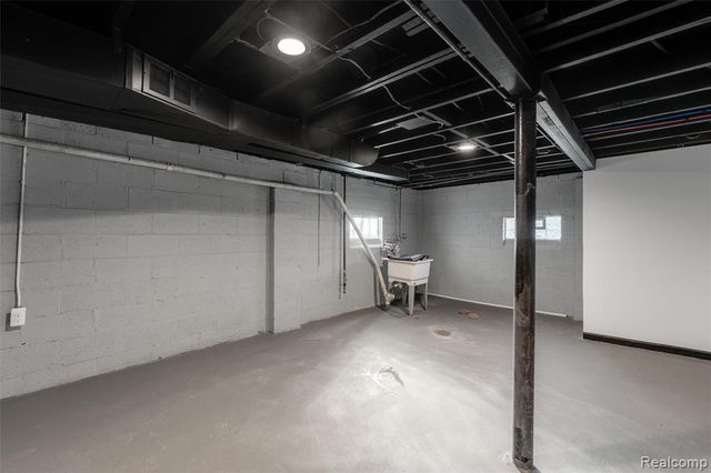 20462 Hollywood Street, Harper Woods, MI 48225