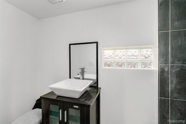 20462 Hollywood Street, Harper Woods, MI 48225