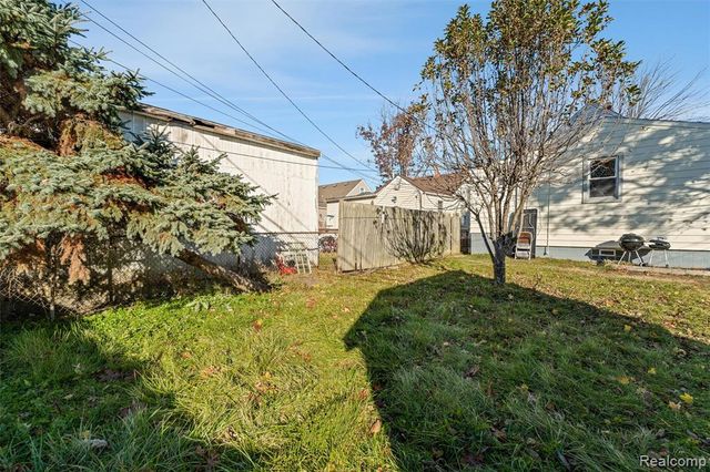 20462 Hollywood Street, Harper Woods, MI 48225