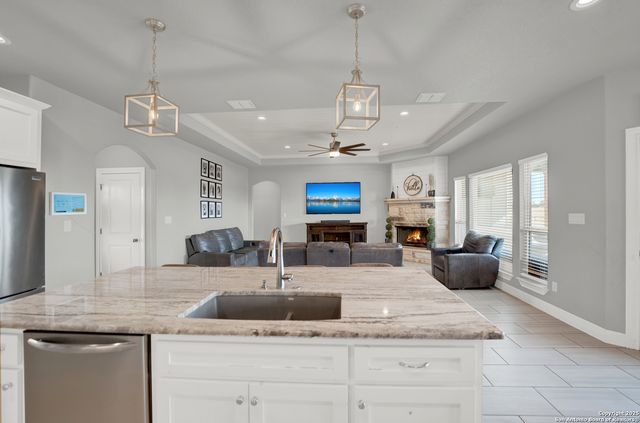 180 Gentle Breeze, Floresville, TX 78114