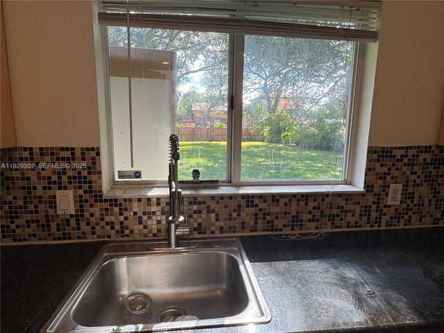 2522 NE 184th Ter ., North Miami Beach, FL 33160