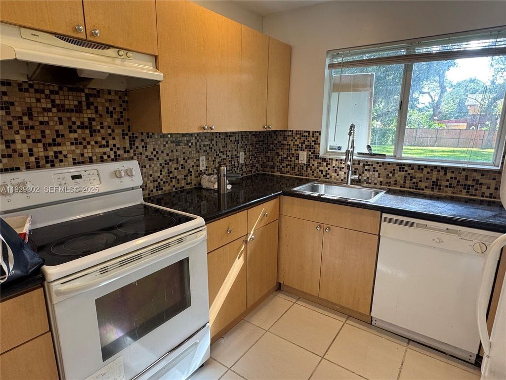 2522 NE 184th Ter ., North Miami Beach, FL 33160