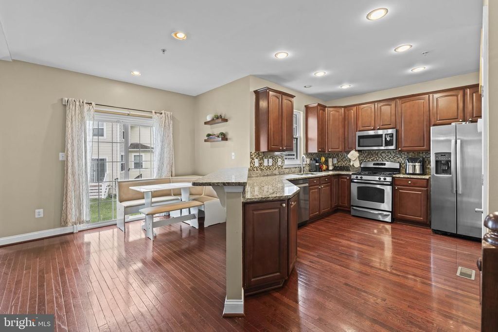 Image 3 of property listing at 11642 LAS COLINAS CT, Waldorf, MD 20602