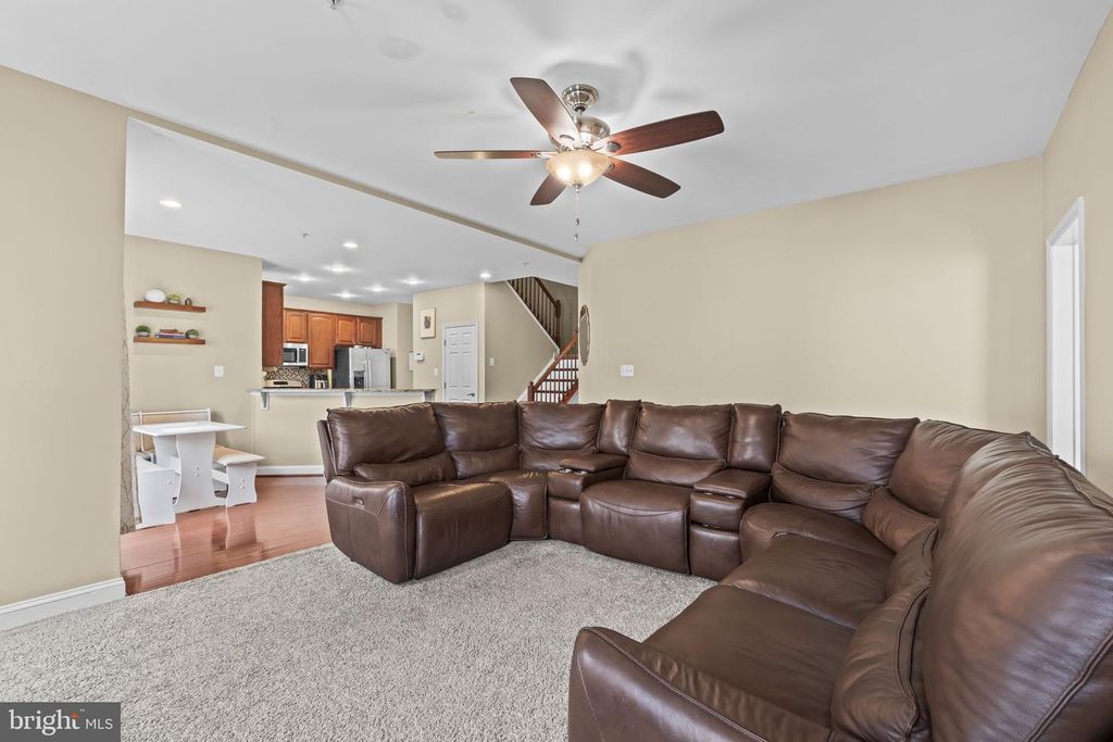 Image 4 of property listing at 11642 LAS COLINAS CT, Waldorf, MD 20602