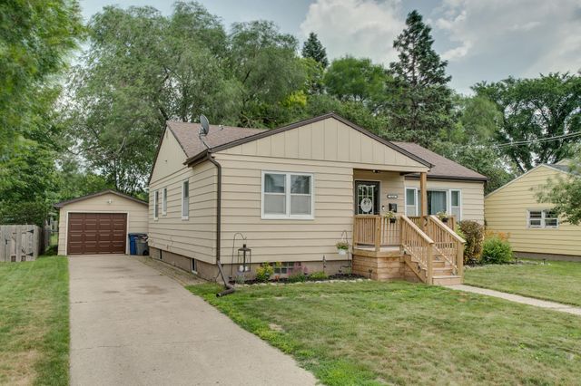 424 15th Street S, Moorhead, MN 56560