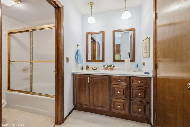 301 Lake Hinsdale Drive 404, Willowbrook, IL 60527