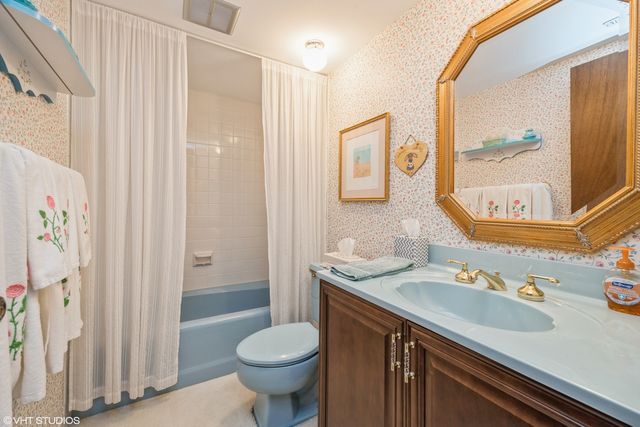 301 Lake Hinsdale Drive 404, Willowbrook, IL 60527