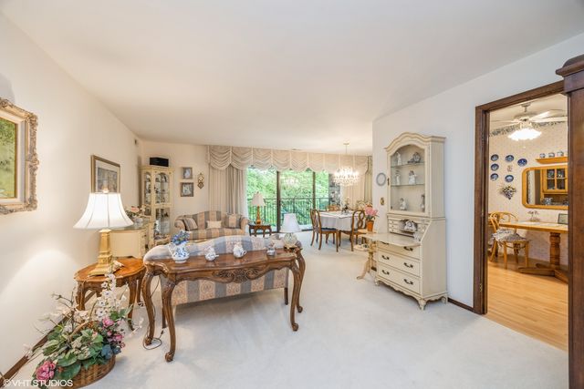 301 Lake Hinsdale Drive 404, Willowbrook, IL 60527